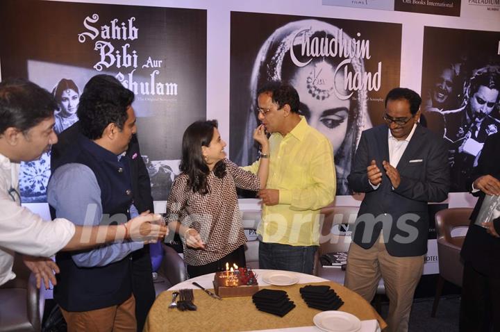 Anupama Chopra feeds a piece of cake to Vidhu Vinod Chopra