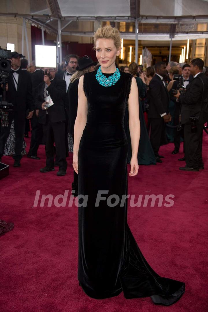 Cate Blanchett poses for the media at the Oscars Red Carpet 2015