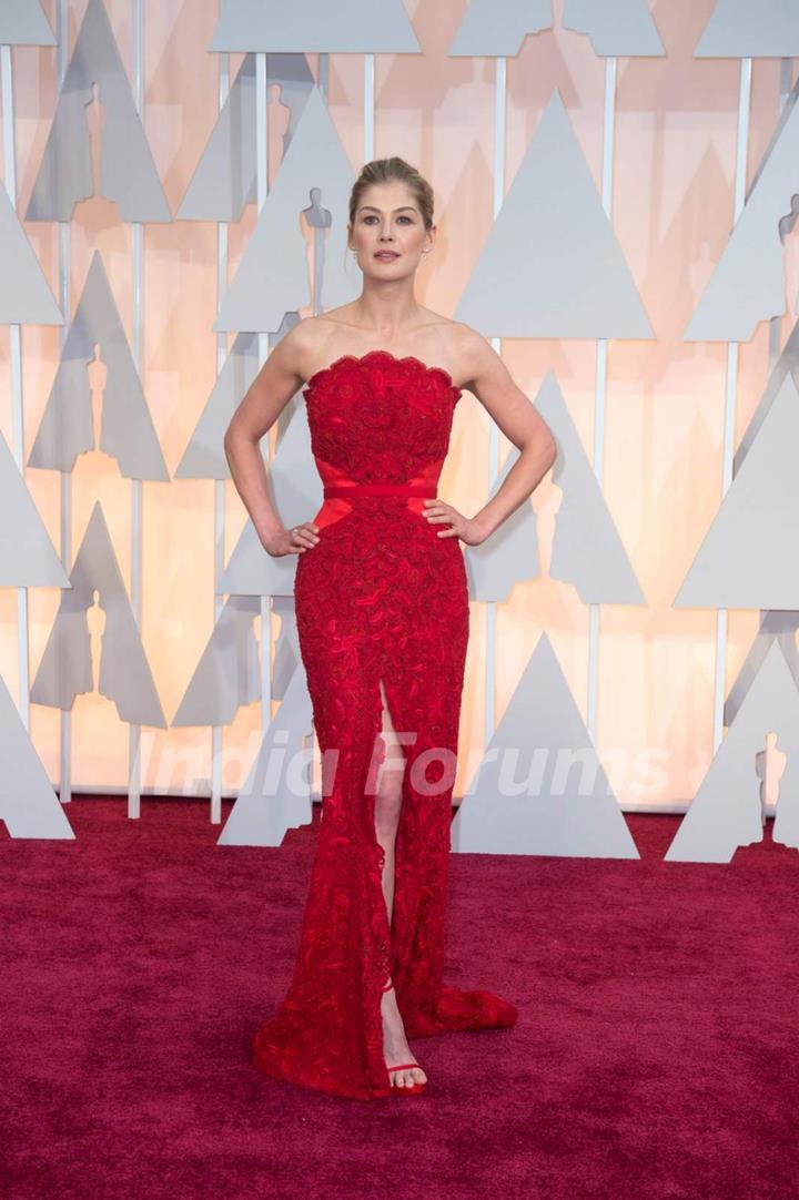 Rosamund Pike poses for the media at the Oscars Red Carpet 2015