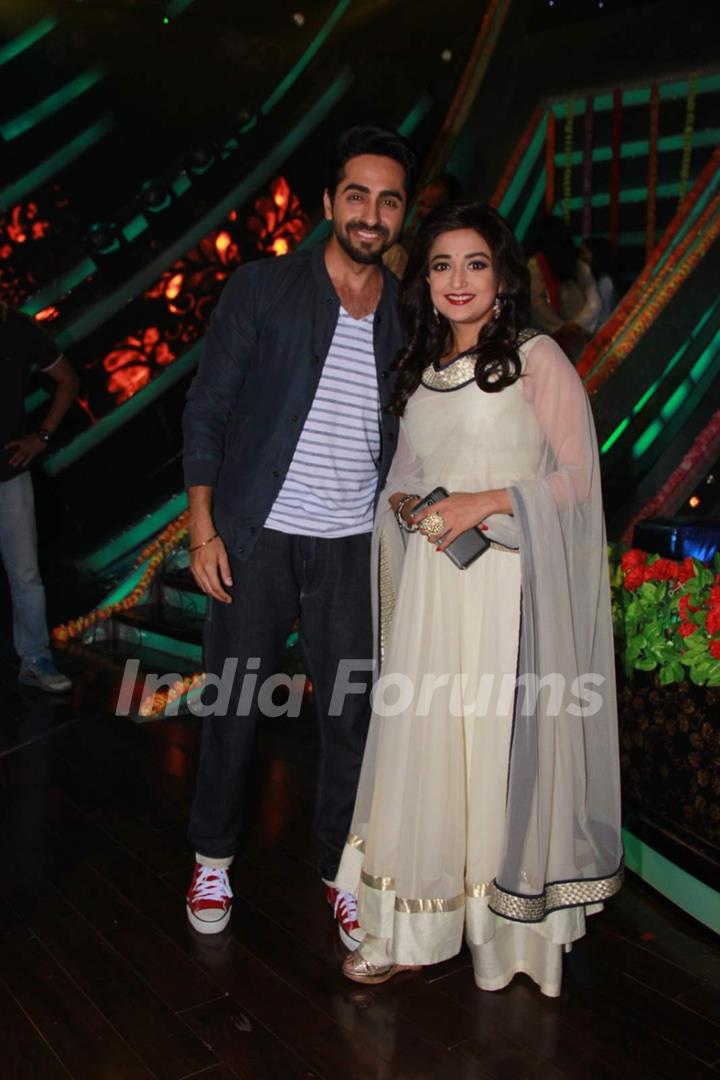 Ayushmann gets clicked with Monali Thakur on Sa Re Ga Ma Pa Li'l Champs 5