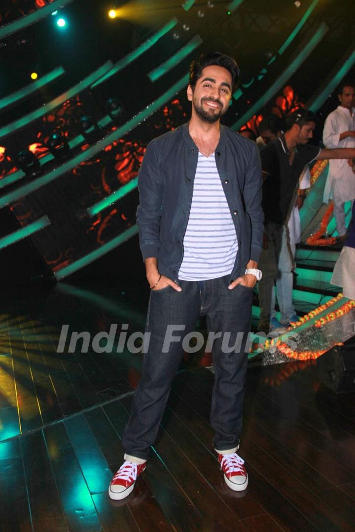 Ayushmann Khurrana at the Promotions of Dum Laga Ke Haisha on Sa Re Ga Ma Pa Li'l Champs 5