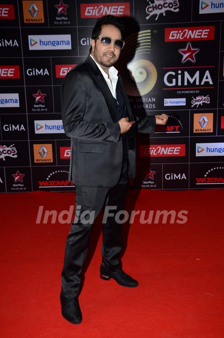 Mika Singh poses for the media at GIMA Awards 2015