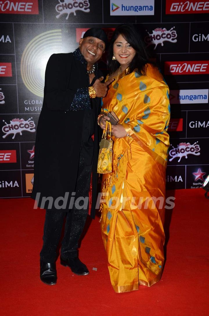 Anandan Sivamani poses with wife at GIMA Awards 2015