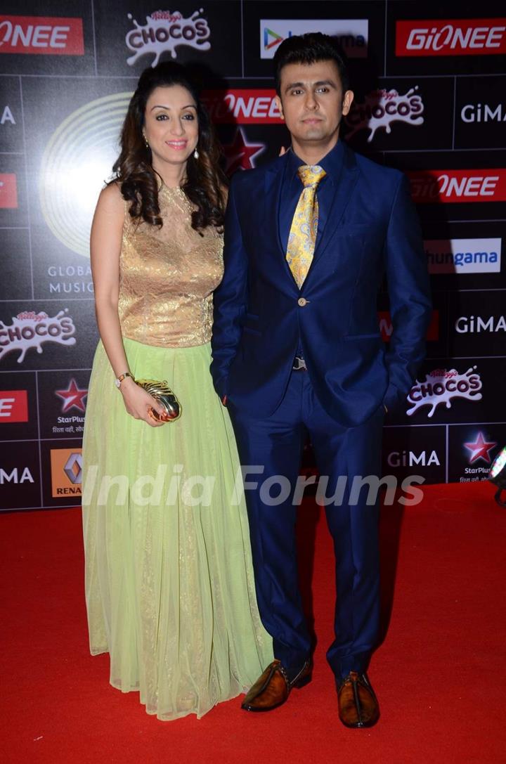 Sonu Niigam poses with Wife at GIMA Awards 2015