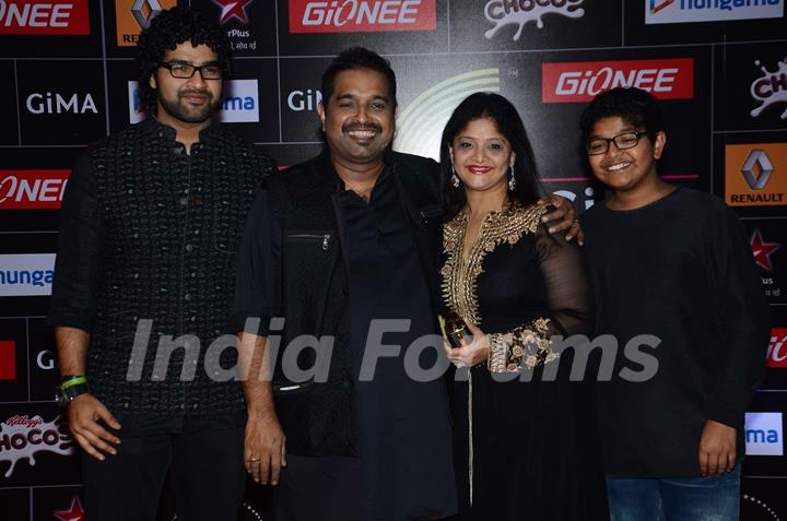 Shankar Mahadevan poses with Family at GIMA Awards 2015