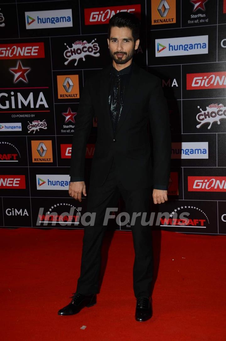 Shahid Kapoor poses for the media at GIMA Awards 2015