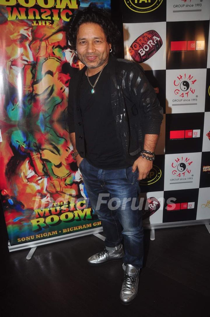 Kailash Kher poses for the media at Sonu Nigam and Bickram Ghosh's Album Launch