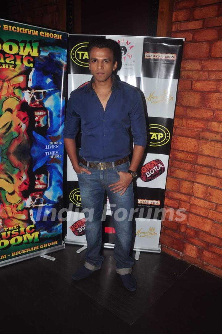 Abhijeet Sawant poses for the media at Sonu Nigam and Bickram Ghosh's Album Launch