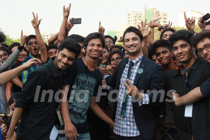 Sushant Singh Rajput poses with fans at the Fashion Show Inspired by Detective Byomkesh Bakshy!