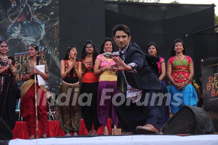 Sushant Singh Rajput shows off his skills at the Fashion Show Inspired by Detective Byomkesh Bakshy!