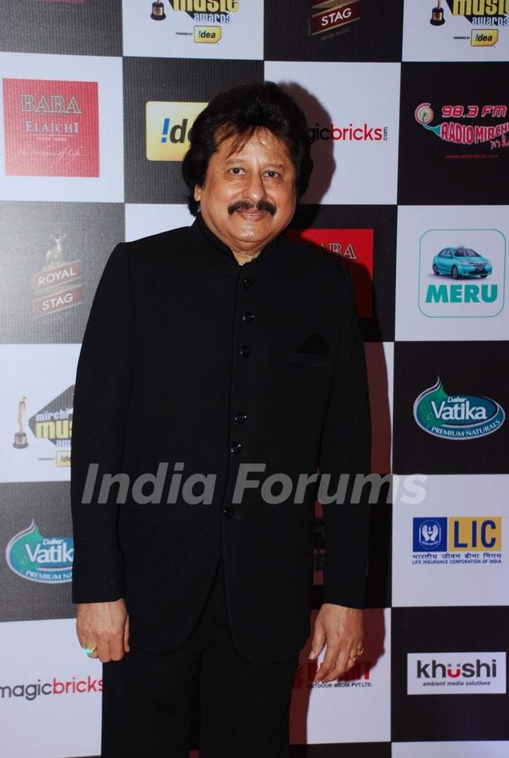 Pankaj Udhas poses for the media at Radio Mirchi Awards