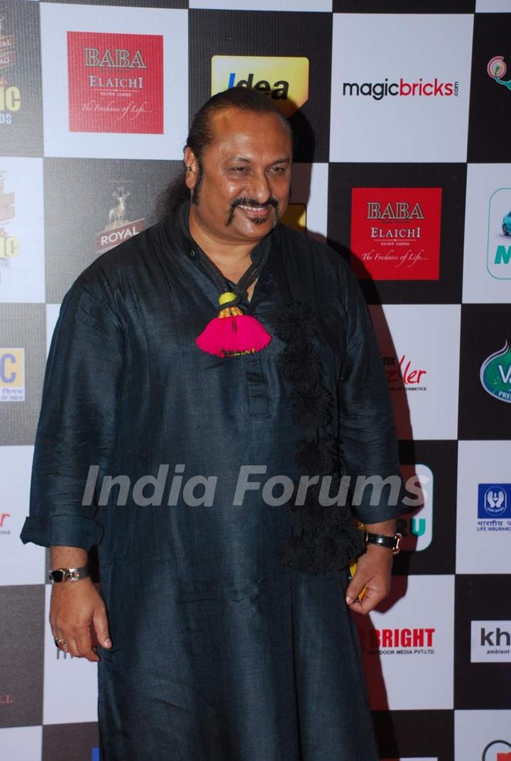 Leslie Lewis  poses for the media at Radio Mirchi Awards