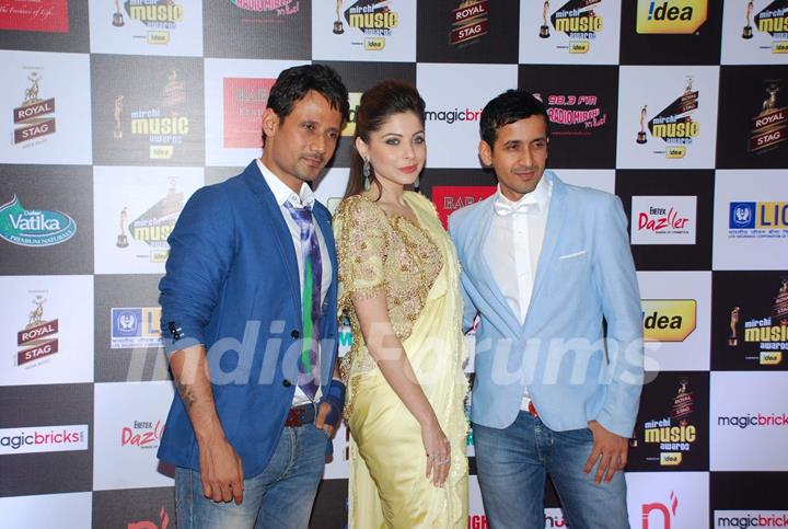 Kanika Kapoor poses with Meet Brothers at Radio Mirchi Awards