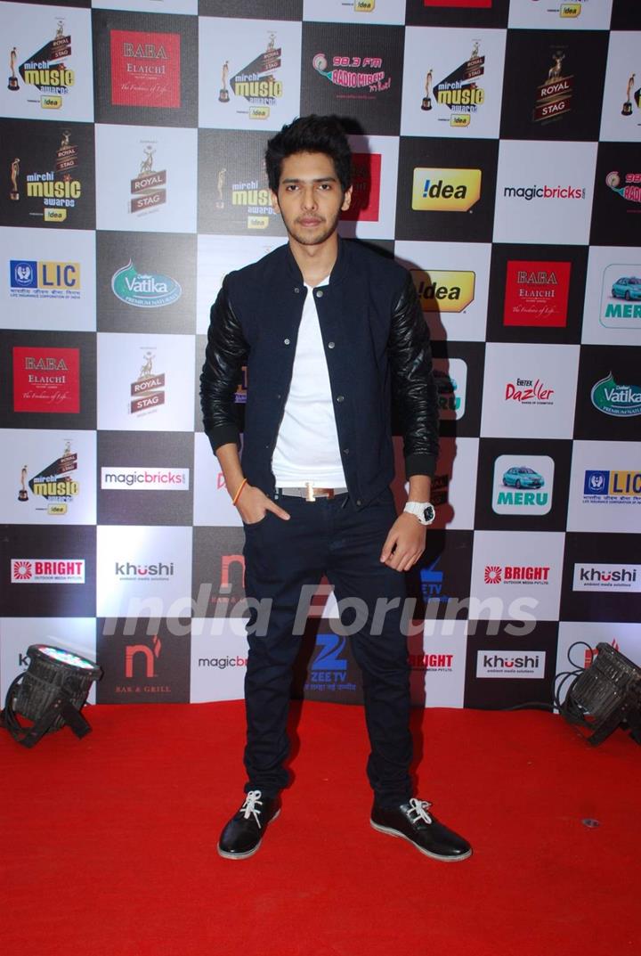 Armaan Malik poses for the media at Radio Mirchi Awards