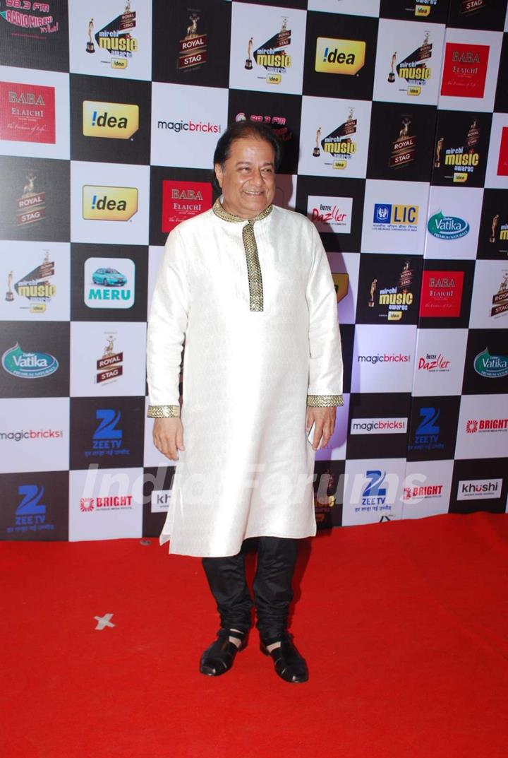 Anup Jalota poses for the media at Radio Mirchi Awards