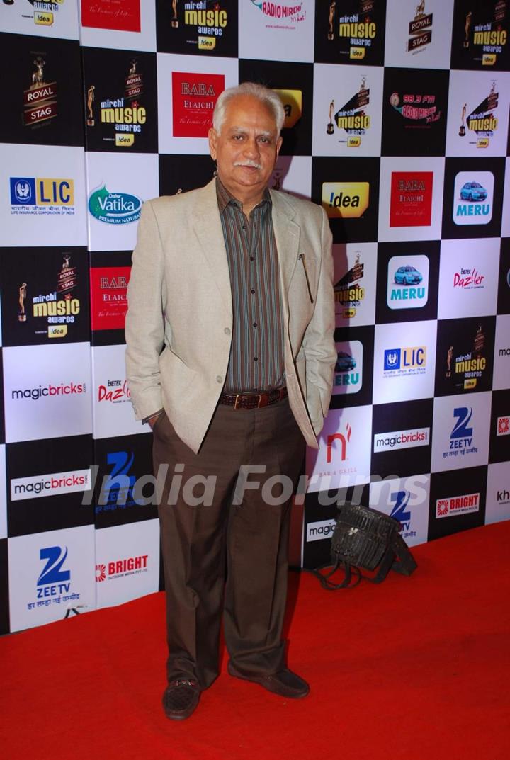 Ramesh Sippy poses for the media at Radio Mirchi Awards