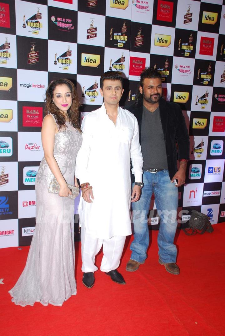 Sonu Nigam poses with his Wife and a friend at Radio Mirchi Awards