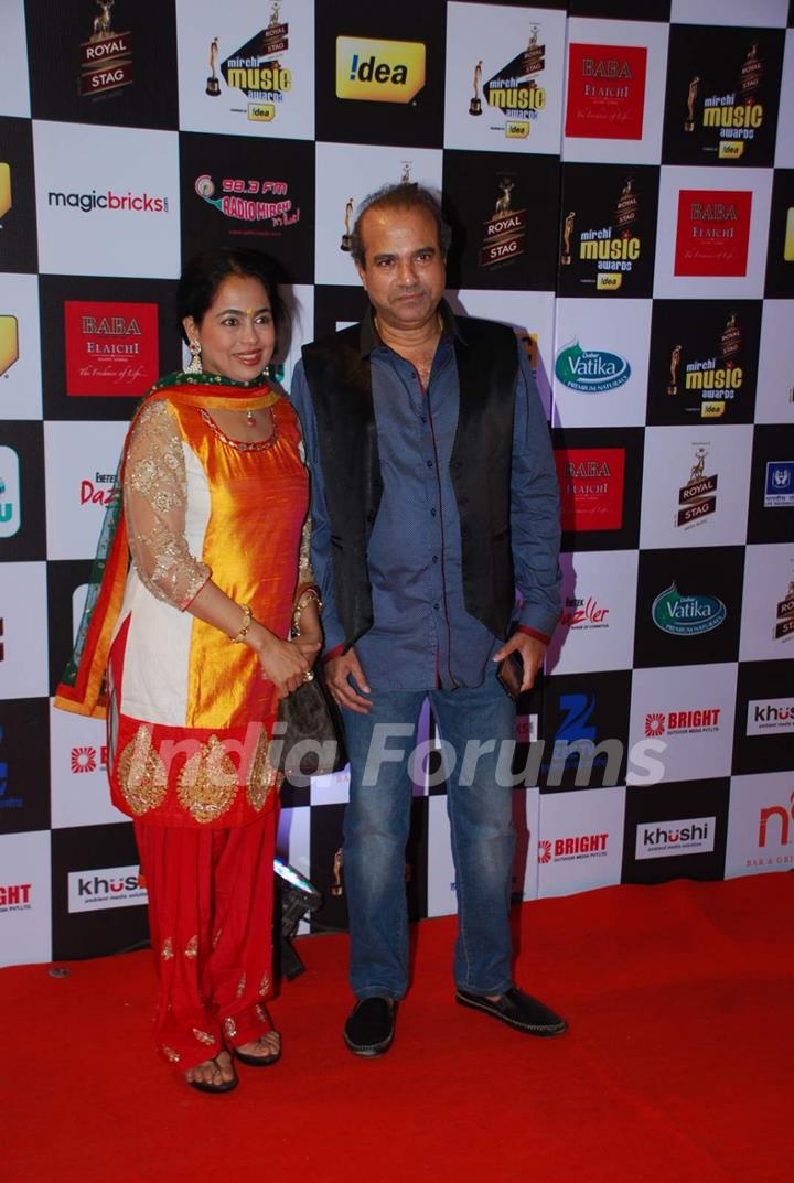 Suresh Wadkar poses with wife at Radio Mirchi Awards