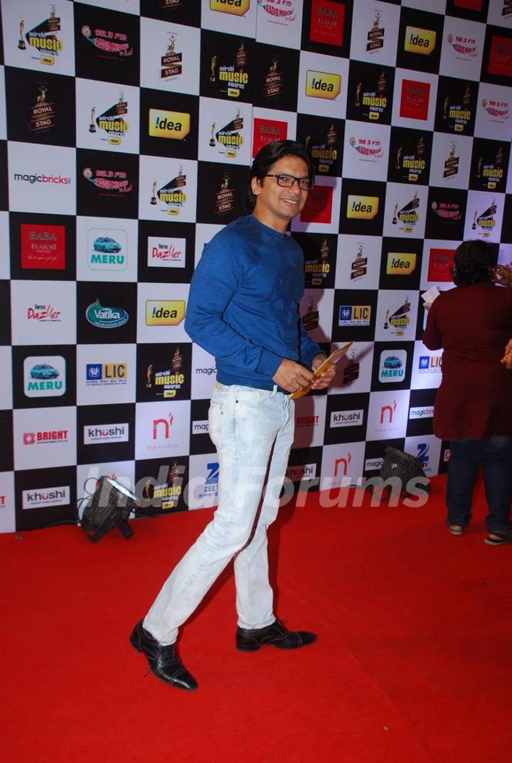 Shaan poses for the media at Radio Mirchi Awards