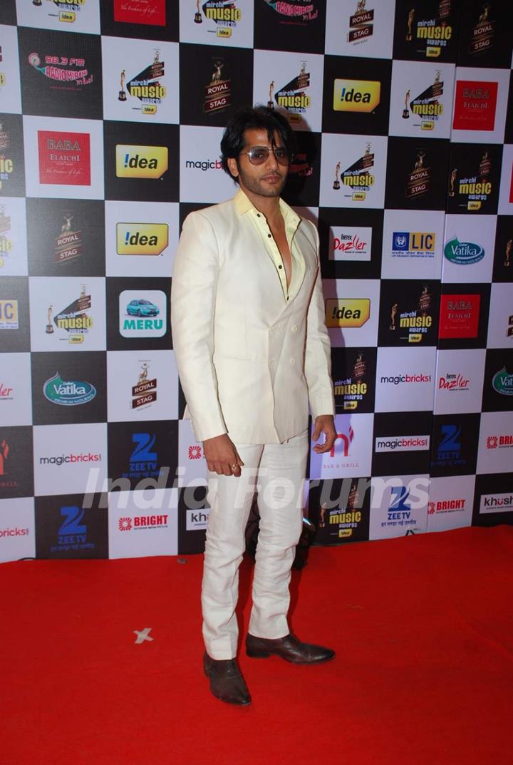 Karanvir Bohra poses for the media at Radio Mirchi Awards