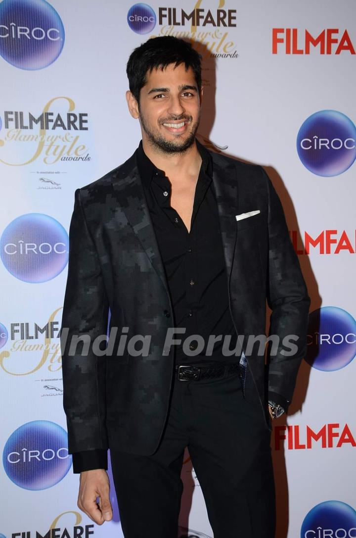 Sidharth Malhotra poses for the media at Filmfare Glamour and Style Awards