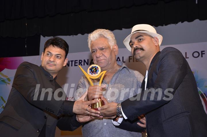 Om Puri Receives the Lifetime Achievement Award