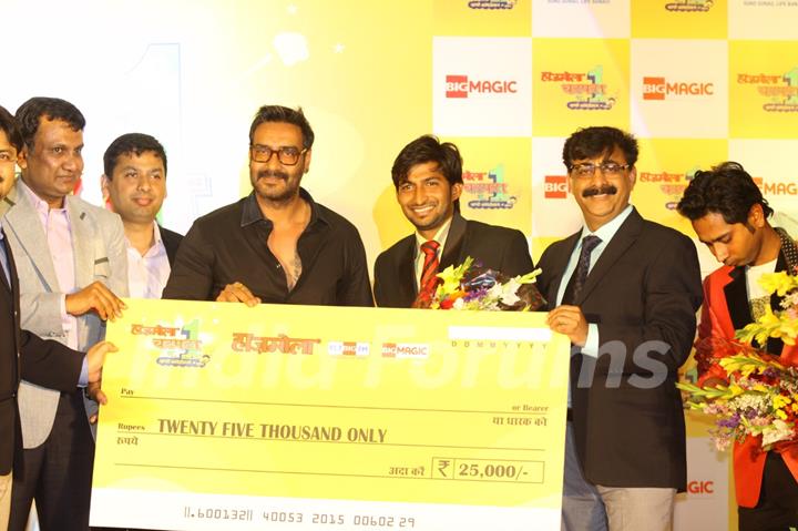 Ajay Devgn felicitates a winner at the Hajmola Chatpata No.1, Comic Hunt
