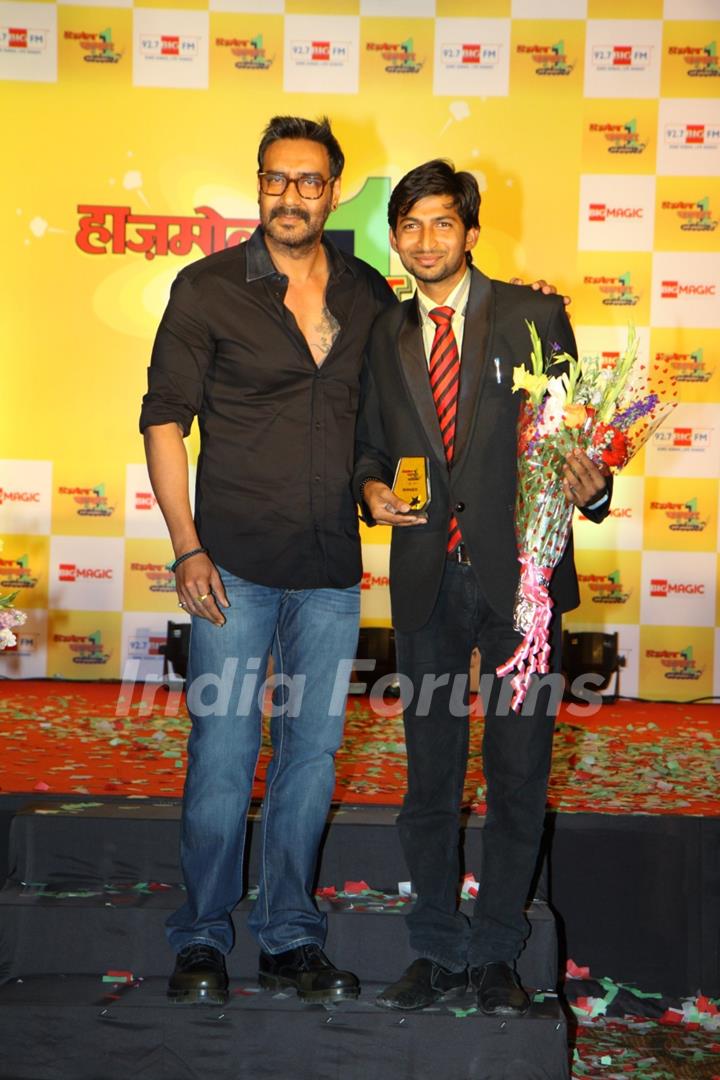 Ajay Devgn with a winner of the Hajmola Chatpata No.1, Comic Hunt