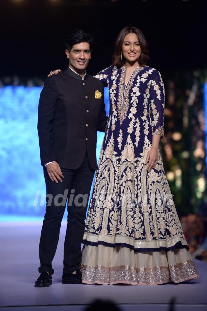 Sonakshi Sinha walks the ramp with manish Malhotra at Fevicol Caring With Style