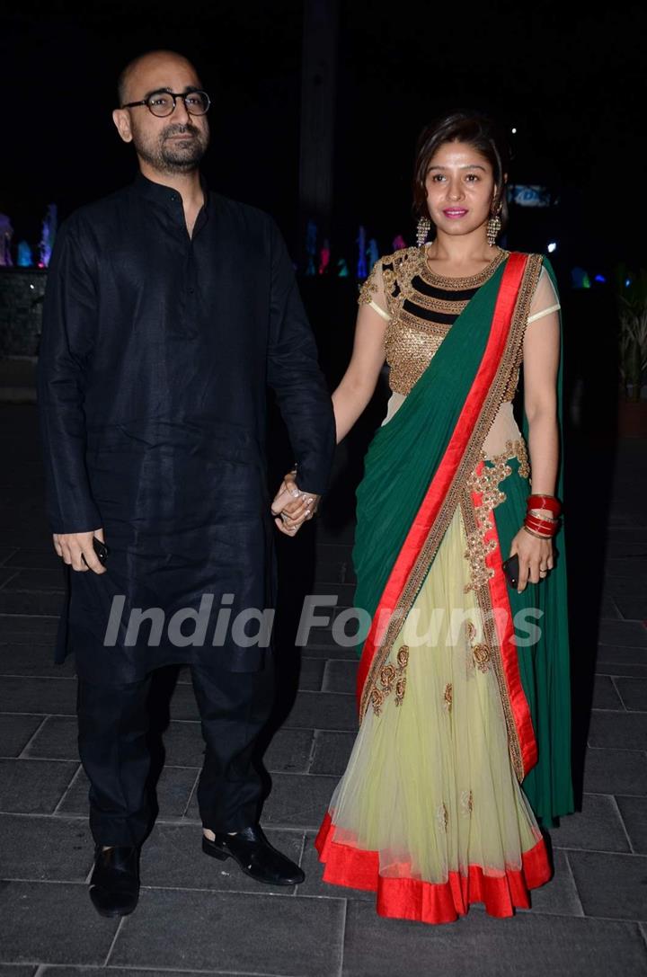 Sunidhi Chauhan poses with Hitesh Sonik at Tulsi Kumar's Wedding Reception