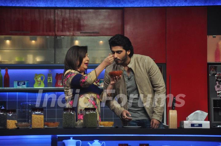 Arjun Kapoor tastes a dish at Farah Ki Daawat