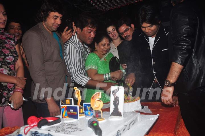 Ankit Tiwari cutting his cake at his Birthday Bash