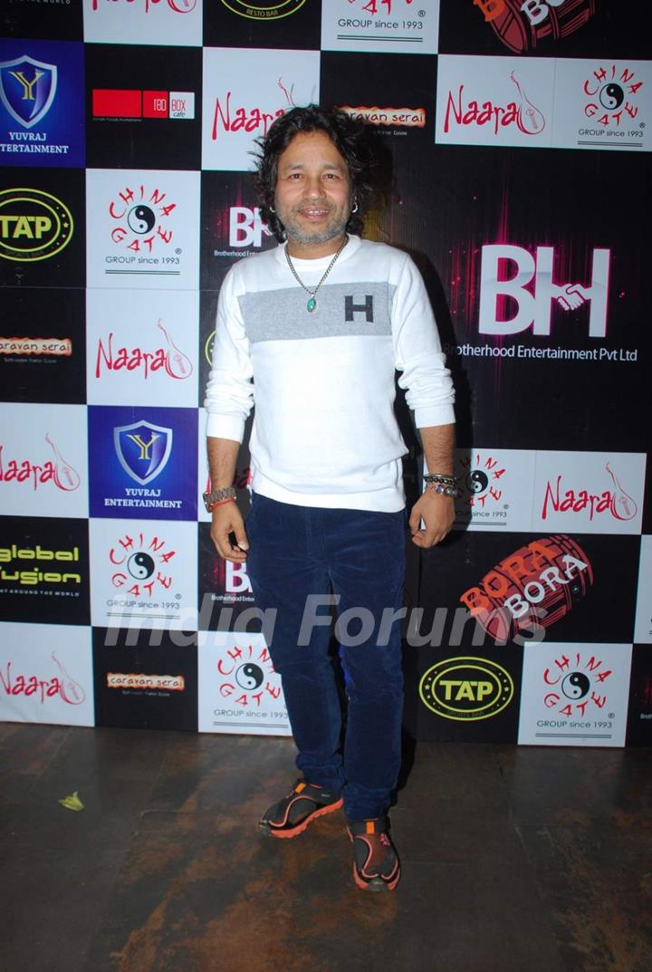 Kailash Kher poses for the media at Ankit Tiwari's Birthday Bash