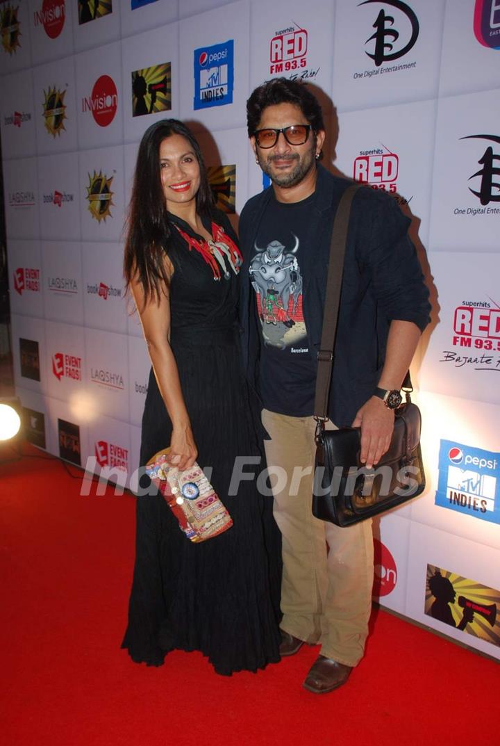 Arshad Warsi poses with wife at Ghanta Awards 2015