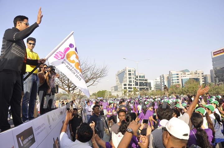 Sidharth Malhotra flags off the DNA Race