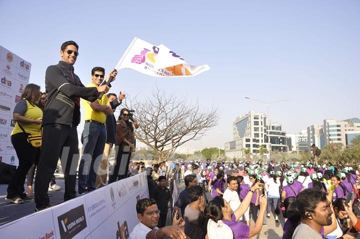 Sidharth Malhotra flags off the DNA Race