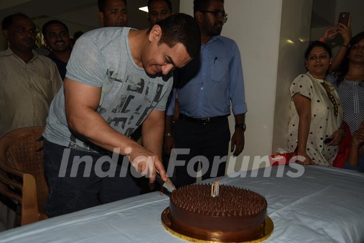 Aamir Khan cuts his Birthday cake with the Media