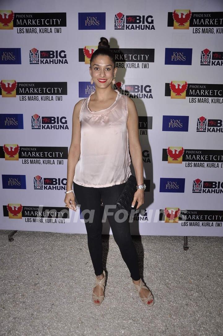 Shilpa Saklani poses for the media at Ken Ferns 2015 Collection Bash