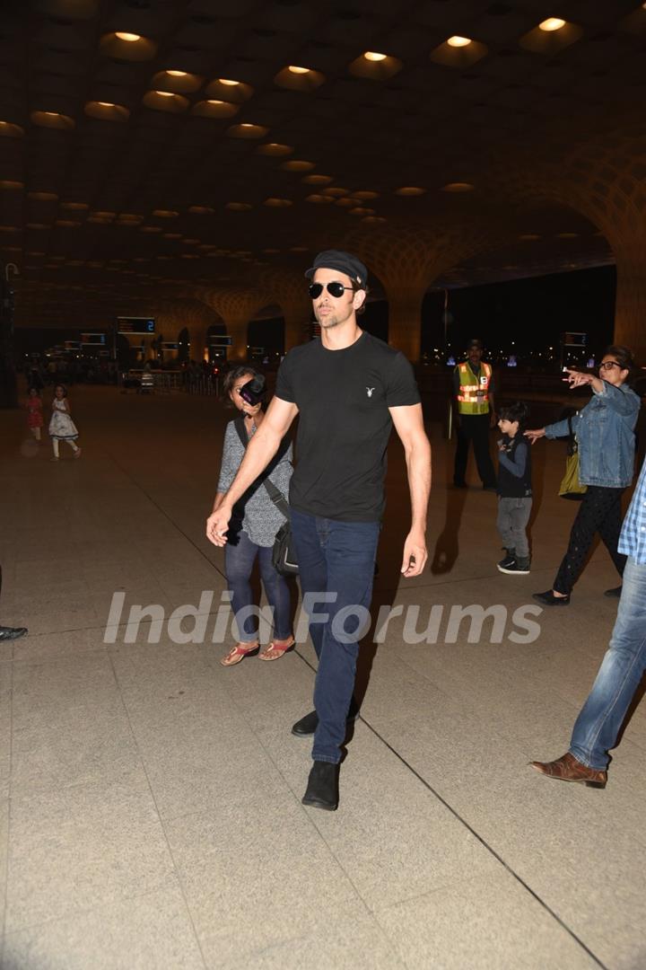 Hrithik Roshan was snapped at Airport while leaving for a family trip at Maldives