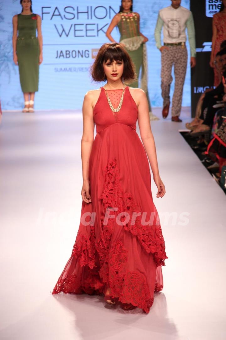 Aditi Rao Hydari walks the ramp for Archana Rao at the Lakme Fashion Week 2015 Day 1