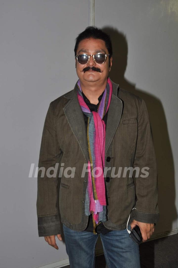 Vinay Pathak poses for the media at India Fashion Forum Awards 2015