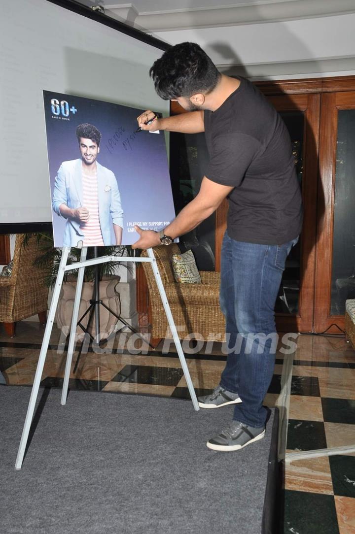 Arjun Kapoor signs his autograph at Earth Hour Press Meet