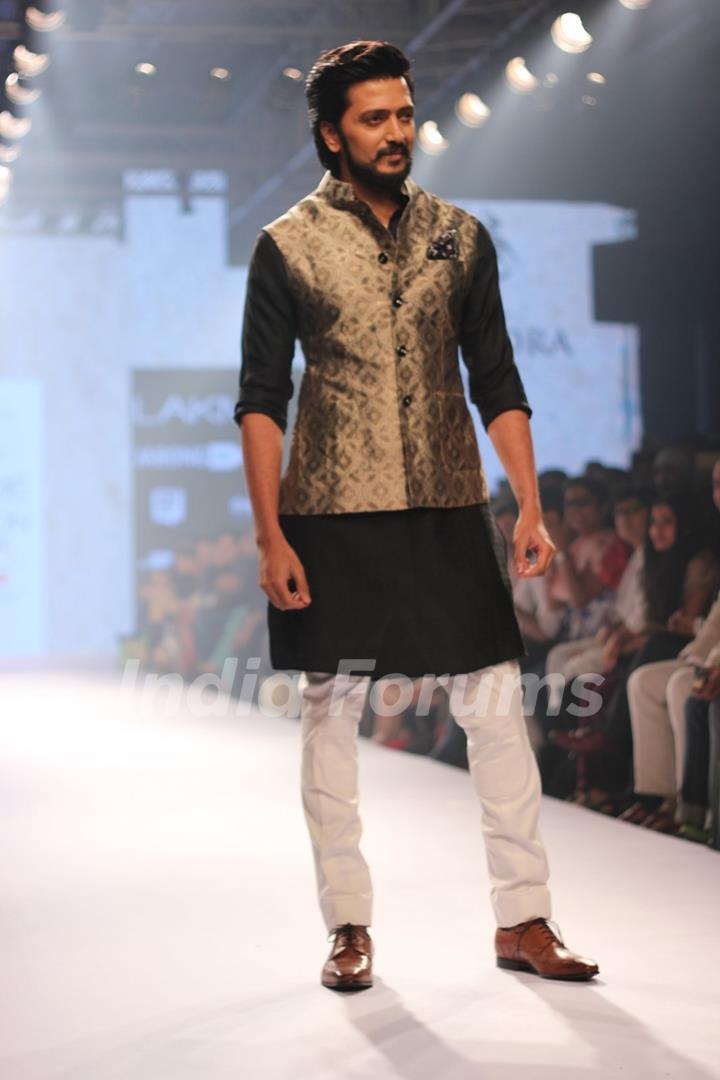 Riteish Deshmukh walks the ramp for Raghavendra Rathore at the Lakme Fashion Week 2015 Day 2