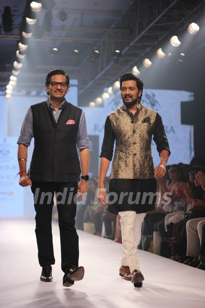 Riteish Deshmukh walks the ramp for Raghavendra Rathore at the Lakme Fashion Week 2015 Day 2