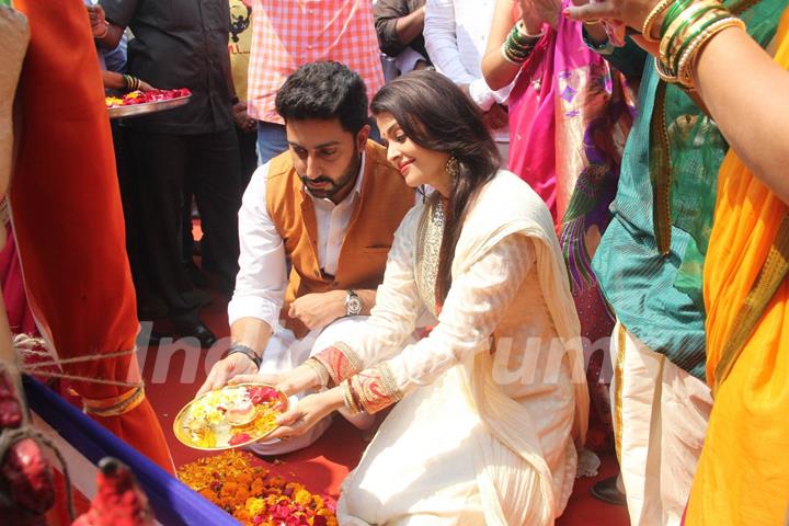 Abhishek Bachchan and Aishwarya Rai Bachchan were snapped doing puja at Gudi Padwa Celebrations