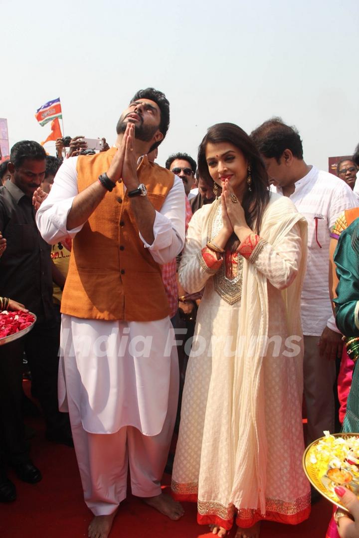 Abhishek Bachchan and Aishwarya Rai Bachchan offer their prayers at Gudi Padwa Celebrations