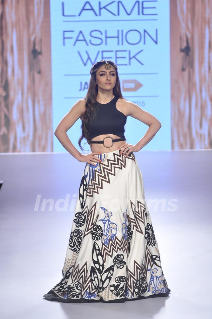 Soha Ali Khan walks for Babita. M at Lakme Fashion Week 2015 Day 3