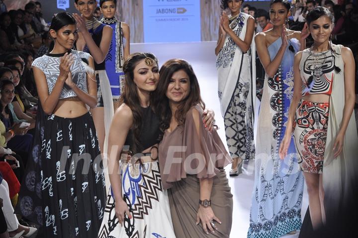 Soha Ali Khan walks for Babita. M at Lakme Fashion Week 2015 Day 3