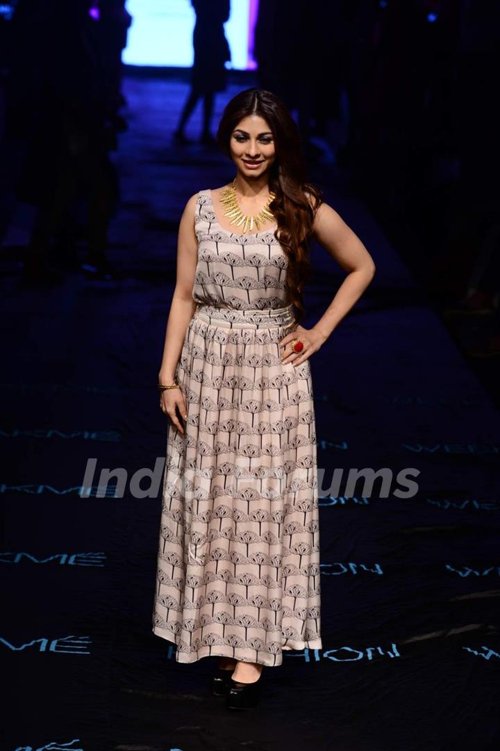 Tanishaa Mukerji walks the ramp at Lakme Fashion Week 2015 Day 4