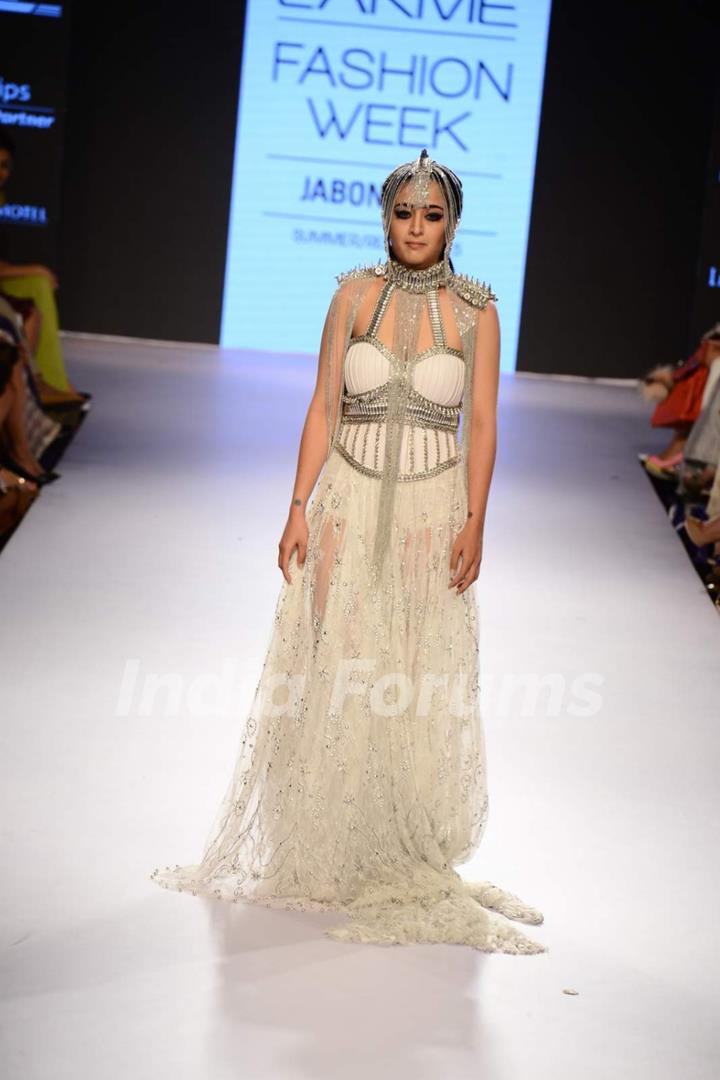 Akshara Haasan walks for Anaikka at Lakme Fashion Week 2015 Day 4